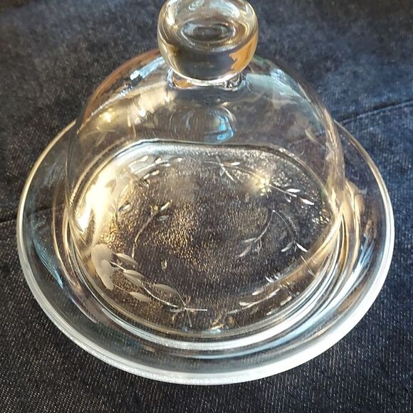 Dome covered butter dish cheese dish etched glass vintage - Picture 8 of 11